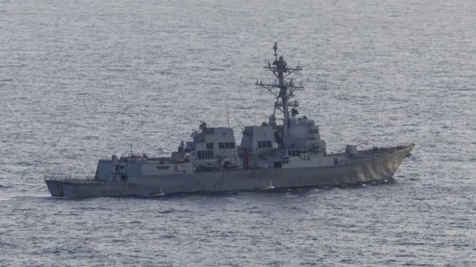 Militer AS mengatakan telah menghalau serangan Iran terhadap 3 kapal Angkatan Laut di Selat Hormuz.