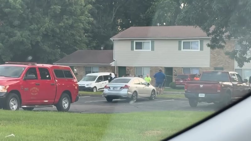 Car hits apartment building in Evansville