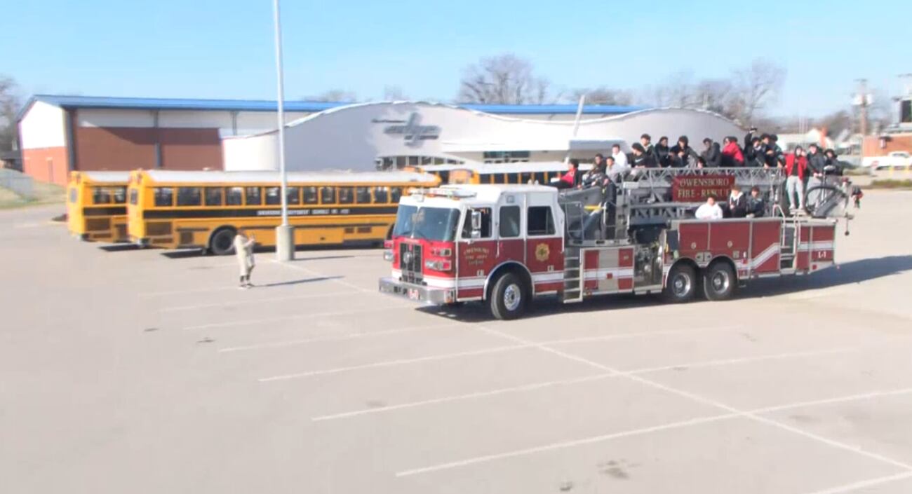 Red Devils, fans celebrate state championship win with parade through town