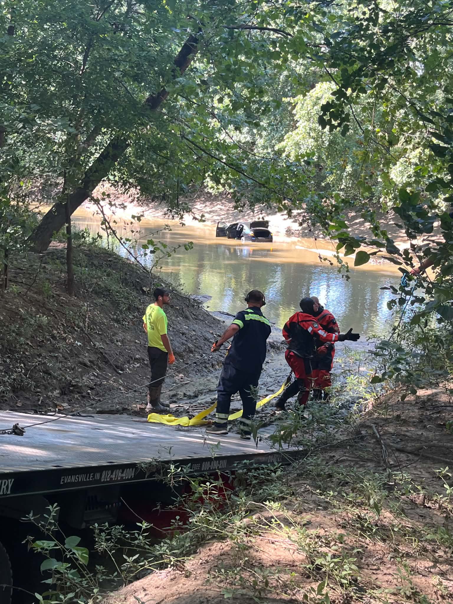 В Эвансвилле пьяный водитель врезался в ручей и был задержан полицией
