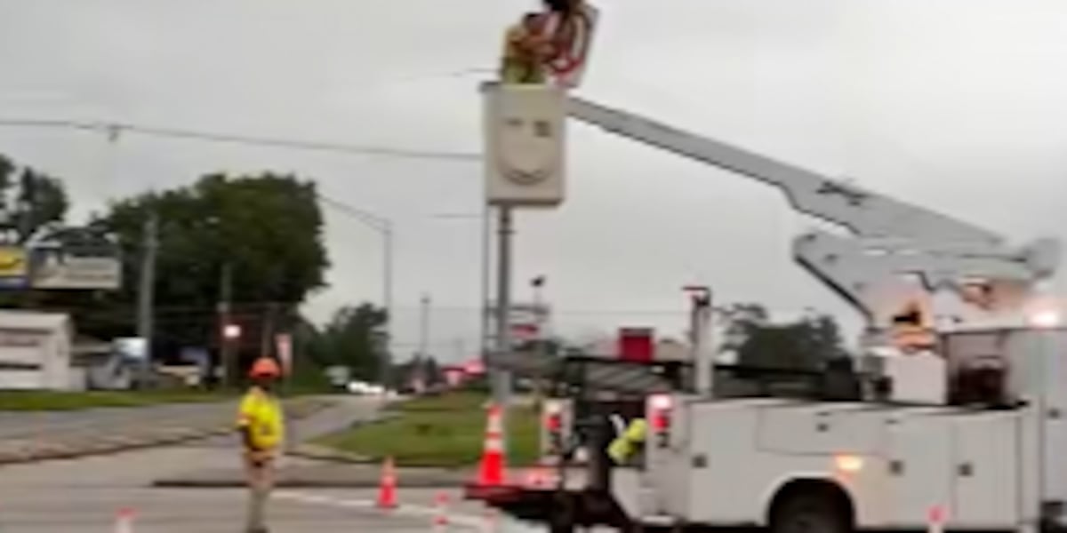 UPDATE: Crews fix traffic lights at SR 261/66 in Newburgh