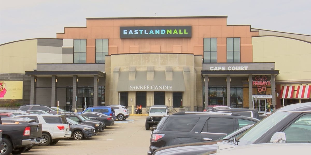 Last-minute Christmas shopping at Eastland Mall Last-minute Christmas shopping at Eastland Mall